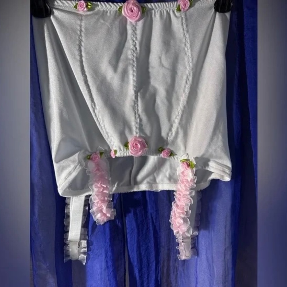 Open 4 strap Girdle Garter skirt, embellished with pink roses and lace